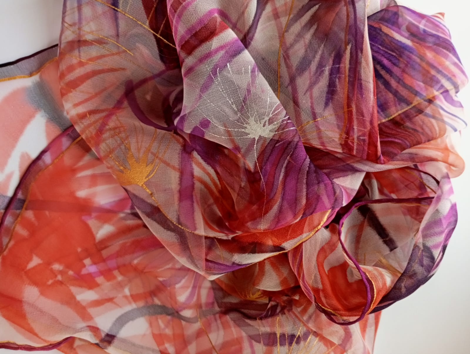Ar rokām apgleznota zīda šalle violetos un rozā ziedu toņos - No.S09 - Image 6