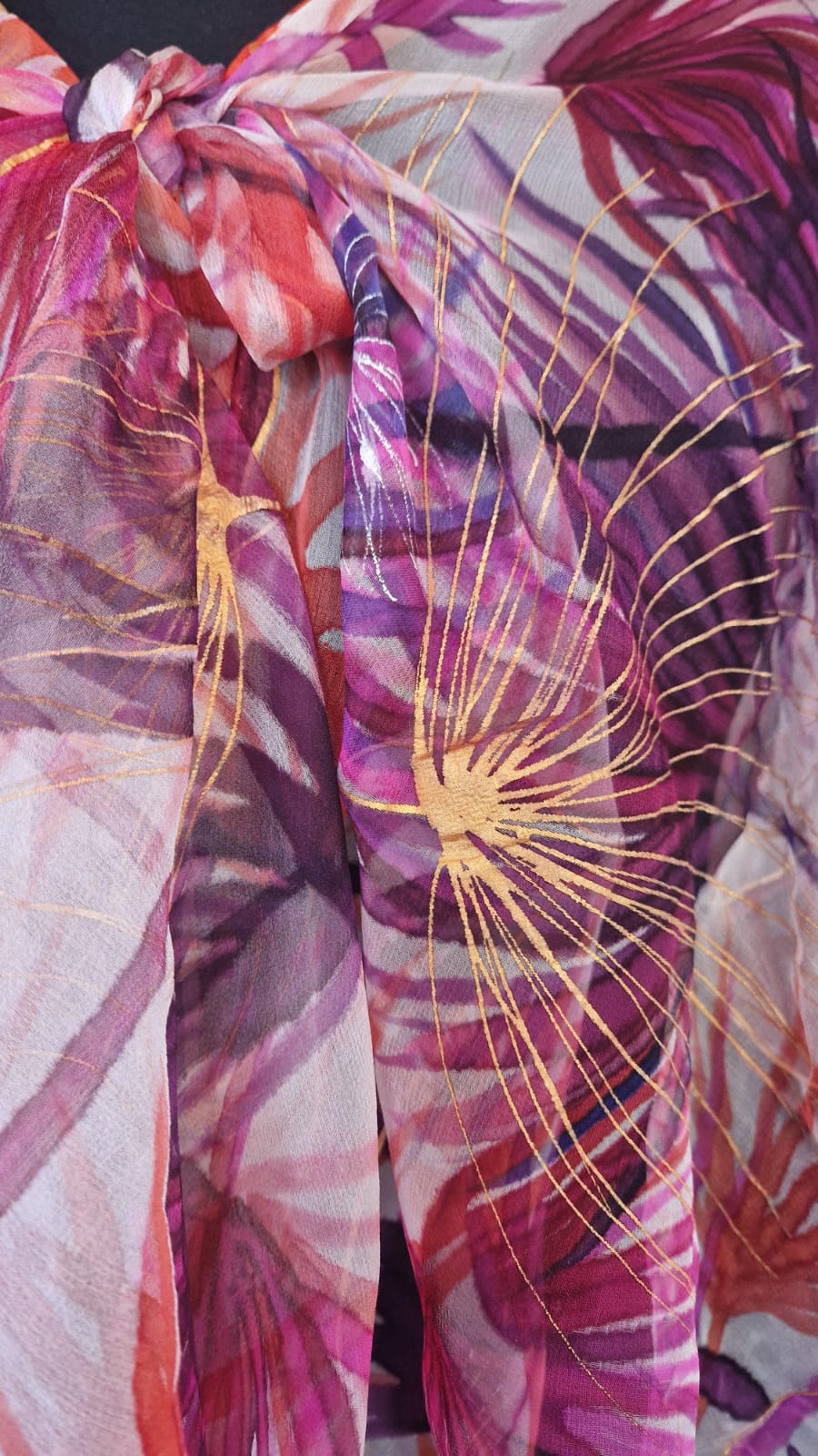 Ar rokām apgleznota zīda šalle violetos un rozā ziedu toņos - No.S09 - Image 9