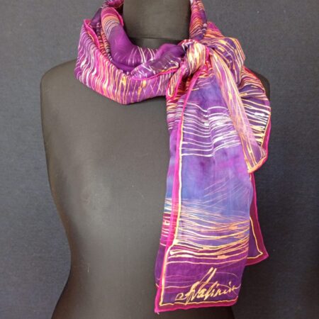 Ar rokām apgleznota zīda šifona šalle violetos un zelta toņos - No.S03